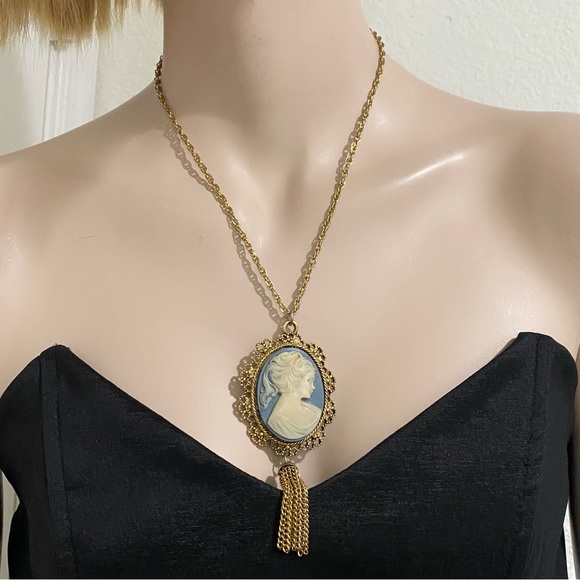 Vintage Unsigned Blue Cameo Pendant Necklace - Picture 2 of 15